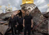 El presidente ucraniano Volodímir Zelenski durante su visita del 15 de junio a la catedral de la Dormición.
