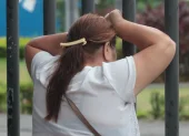 En el centro forense están los familiares de los fallecidos en el choque de una camioneta y un camión, en la vía Guayaquil - Santa Elena.