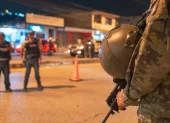 Militares realizan operativos de control durante el estado de excepción en Ecuador.
