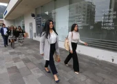 Daniela Burgos (i), abogada de los hermanos del alcalde de Guayaquil, Aquiles Álvarez, llegó junto a otros representantes legales a la diligencia del caso Goleada en Quito.