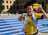Gigio Benavides celebra en Estados Unidos con la camiseta amarilla y una bufanda celeste como recuerdo del Mundial.