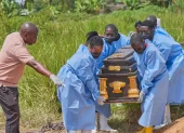 El ataúd de una víctima del ébola es llevado a una tumba en Rwanpara, Ituri, República Democrática del Congo, el 9 de junio de 2026.