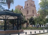 Calidad de vida es caminar por una ciudad diseñada para personas, con espacios seguros, transporte público eficiente y accesible, y parques integrados al entorno urbano.