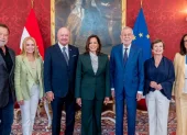 La exvicepresidenta demócrata Kamala Harris (c), posa junto al presidente austríaco, Alexander Van der Bellen (3d) y el actor y exgobernador republicano de California Arnold Schwarzenegger (i).