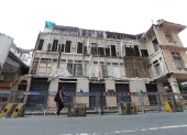 Casa Tola. La vivienda ha tenido varios episodios de colapsos parciales. Desde la calle se observa el interior de la estructura.