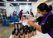 Referencia. Arcsa decomisó 683 productos sin registro sanitario durante operativos realizados en cuatro locales del sector Martha Bucaram, en el sur de Quito.