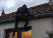 Referencia. El ciudadano extranjero resultó herido tras caer de una terraza mientras presuntamente intentaba ingresar a una vivienda en el centro de Quito.