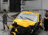 Taxi atropelló a dos peatones en San Juan, Centro Histórico de Quito; la mujer fue proyectada varios metros tras el impacto.