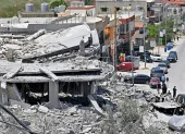 Edificios destruidos y vehículos sepultados tras un bombardeo en Líbano, horas antes de la prevista firma de paz.