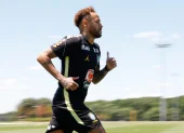 Neymar ya se entrenó a la par con el resto de sus compañeros en Brasil.