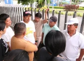 Las afueras de la morgue ha sido el lugar de concentración de los familiares de las víctimas de este siniestro vial, que esperan que se identifique a los cadáveres.