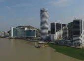 Guayaquil está expuesta a casi todos los desastres naturales, excepto los huracanes, debido a su localización geográfica, aunque lo que la hace vulnerables es su población y su débil infraestructura.