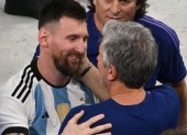 Jorge Messi acompaña a Lionel Messi en momentos clave de su carrera deportiva y personal.