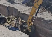 Una excavadora destruyendo un puente clandestino en una zanja de la frontera norte este martes, en Colchane (Chile).