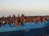 Un barco con migrantes en aguas cercanas a la isla italiana de Lampedusa.