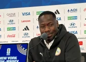 El seleccionador de Senegal, Pape Thiaw, habla en una rueda de prensa en New Jersey.