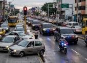 Carros de lujo, sin placas y con sirenas en el tráfico, y los ciudadanos tácitamente ceden el paso al abuso del poder.