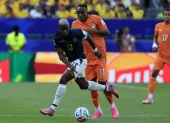 Enner Valencia intenta avanzar ante la marca de Yan Diomande durante el debut de Ecuador frente a Costa de Marfil en el Mundial 2026.
