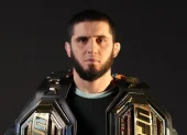 Islam Makhachev posa con los cinturones de campeón de Peso Ligero y Peso Welter de la UFC.