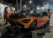 El McLaren terminó sobre la vereda tras impactar una barrera de concreto en el norte de Quito; el vehículo sufrió daños.
