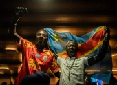 Aficionados congoleños al fútbol se reúnen para ver la transmisión del partido Portugal vs República Democrática del Congo en una Fan Zone.