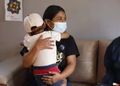 Adriana dejó de trabajar para dedicarse a su hijo. También debe ser su maestra, pues él no  puede ir a la escuela.