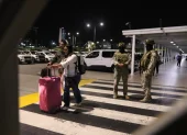 Área de parqueaderos y zona de taxis del Aeropuerto Internacional José Joaquín de Olmedo, en Guayaquil, donde se registró la balacera la tarde del miércoles 17 de junio de 2026