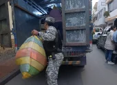 Cerca de cincuenta bultos de prendas de vestir fueron retirados de los establecimientos y trasladados a las bodegas de la Aduana para las investigaciones respectivas.