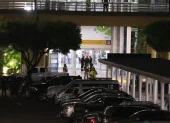 Seis mujeres, familiares de la víctima del ataque armado en el aeropuerto de Guayaquil, permanecían en la zona de arribos mientras la Policía recababa información del caso.