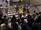 Pasajeros consultan información de vuelos dentro de la terminal, que continúa operativa pese a la emergencia registrada en el exterior.