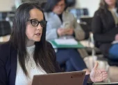 Imagen de Diana González en un encuentro previo, mientras ahora revela propuestas para la Alcaldía de Cuenca tras la suspensión de Cristian Zamora.