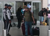 Menores ingresan con armas ocultas en peluche al aeropuerto de Guayaquil y atacan a objetivo criminal en zona pública concurrida