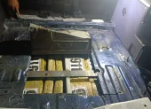 Los paquetes estaba oculta en compartimentos de dos vehículos y dos personas fueron detenidas.