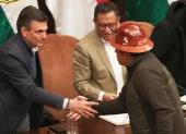 El presidente de Bolivia, Rodrigo Paz, estrecha la mano del dirigente de la Central Obrera Boliviana (COB), Mario Argollo,en el Banco Central en La Paz (Bolivia).
