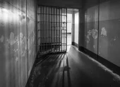 La reforma penal de ADN busca frenar a las estructuras delictivas. Sin embargo, queda en el aire el castigo a los funcionarios que inventan delitos.