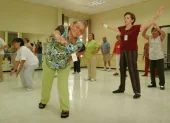 Los centros de estimulación para el adulto mayor son cada vez más frecuentes. Se ha visto que uno de los mayores factores de deterioro a partir de los 70 es la soledad.