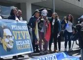 Imagen de archivo de una manifestación en memoria de Fernando Villavicencio, mientras la justicia suspende el fallo sobre prisión preventiva de Serrano y Jordán.