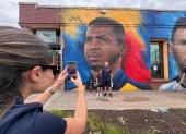 El mural de William Pacho se ha convertido en uno de los puntos de encuentro de los hinchas ecuatorianos en Kansas City antes del partido de la Tricolor frente a Curazao.