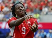 El suizo Johan Manzambi y uno de los goles ante Bosnia y Herzegovina.