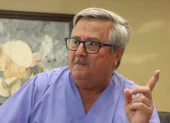 El médico Roberto Gilbert fue posesionado como consejero principal del CPCCS en octubre 2025, renunció el 18 de junio del 2026.