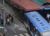 El bus impactó contra la parada de la Biblioteca Municipal.