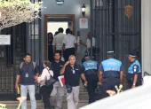 Funcionarios municipales un día particular. En Guayaquil, la agenda juliana está en riesgo por suspensión de procesos en el Sercop.