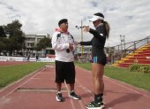 Rosalba Chacha, fondista ecuatoriana con participación en Juegos Olímpicos, se mostró preocupada por la pugna. Su entrenador Jaime Catota (i) compartió ese sentimiento.