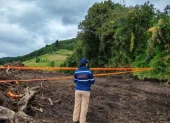 Control. Los inspectores de la AMC recorrieron el predio afectado en Guamaní, en donde el dueño taló 70 árboles nativos.