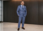 La IA propone un estilo más ejecutivo y contemporáneo.