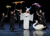 Más de 20 bailarines se presentan en la obra La Pavlova