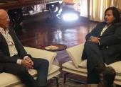 El presidente de la Asamblea Nacional, Jorge Rodríguez (i), habla con la exdiputada Dinorah Figuera durante una reunión este jueves, en Caracas (Venezuela).