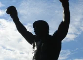 La estatua de Rocky Balboa en Filadelfia, intervenida por hinchas brasileños con una camiseta argentina durante el Mundial.