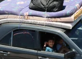 Libaneses con sus pertenencias huyen por la carretera de Sidón hacia Beirut tras los bombardeos israelíes que afectaron a pueblos del sur del Líbano, el 19 de junio de 2026.