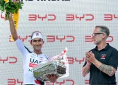 El ecuatoriano Jhonatan Narvaez en el podio después de ganar la tercera etapa de la Vuelta a Suiza.
